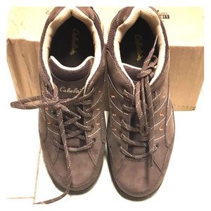 Size 9 Cabela’s 84-0942 brown shoes.